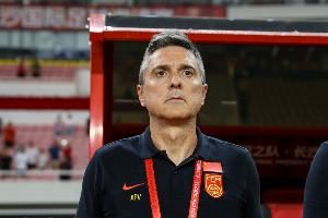 解说:无力吐槽安东尼奥,完全不会调教进攻,踢得一点内容没有